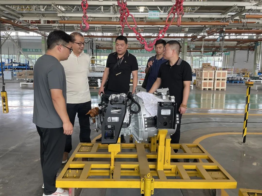 Visites de clients russos a la fàbrica de Hubei de Yiwei Automobile2