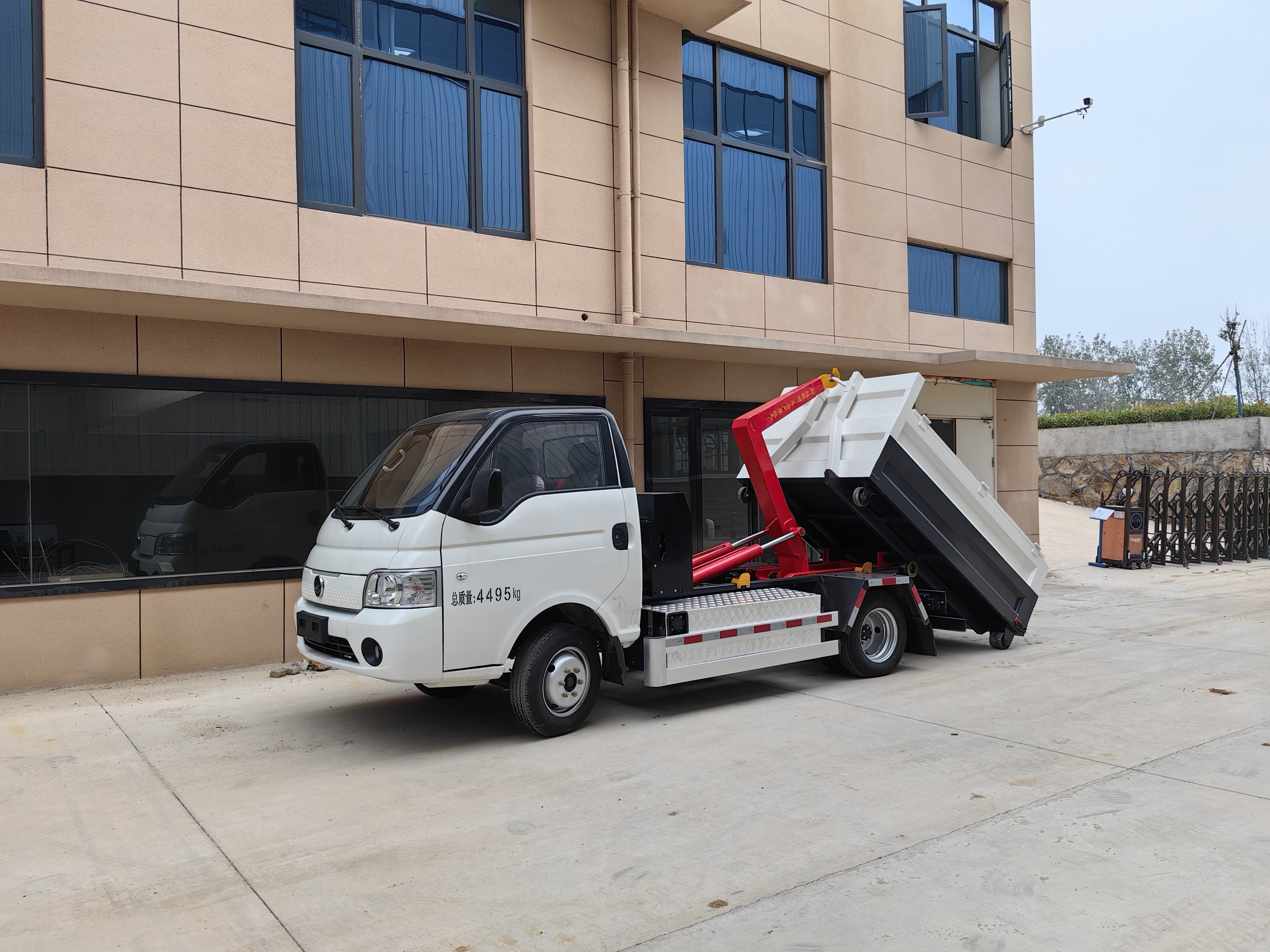 4.5T hook lift waste truck_compressed