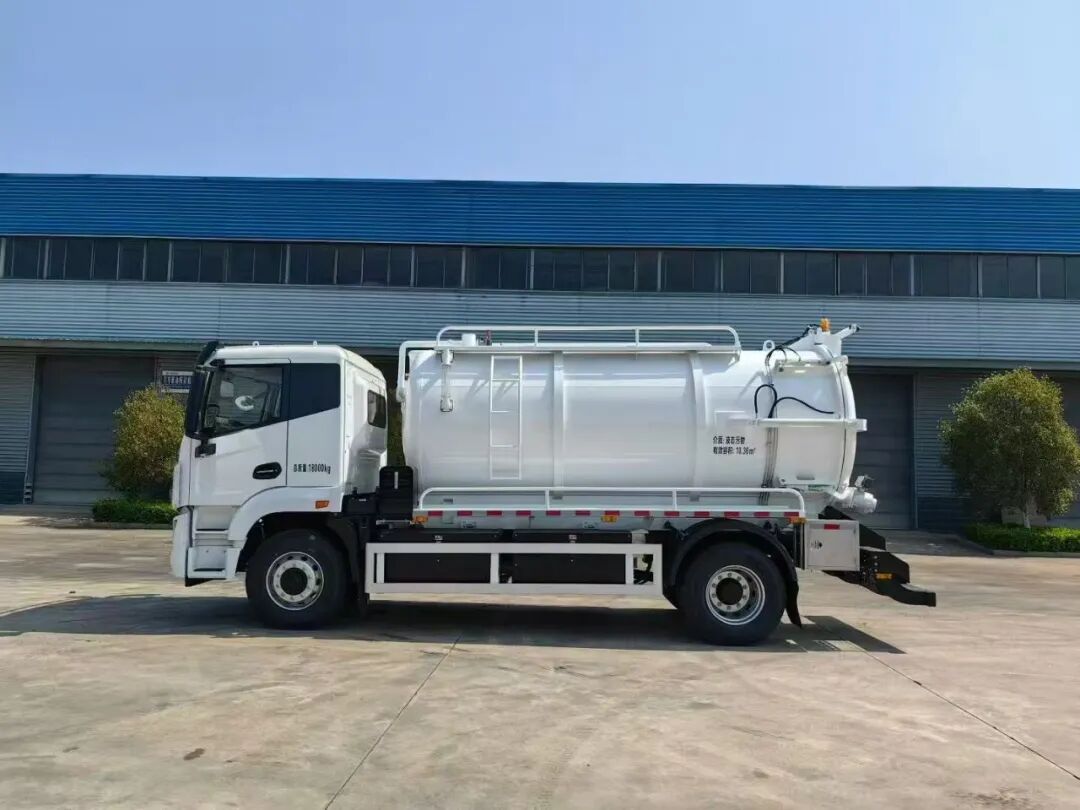 Yiwei Vacuum Truck